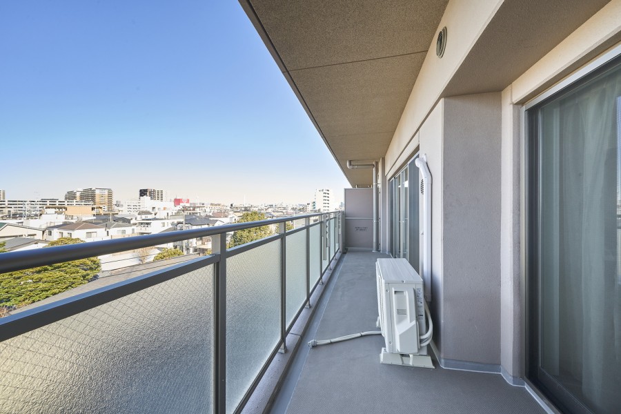 心地よい陽光を取り込み、空間をゆるやかに紡ぐバルコニーです。晴れた日にはバルコニーで日向ぼっこをして、のんびりしたくなりますね。