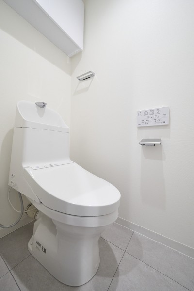上品さが宿るホワイト基調のレストルームには、優れた節水効果や汚れが付きにくい便座など、ほしかった機能が揃ったウォシュレット一体型トイレを設置いたしました。