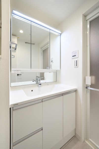 空間に美しく溶け込むスタイリッシュなデザインの洗面化粧台は、収納豊富な三面鏡タイプです。身支度グッズや洗濯グッズを収納することができます。