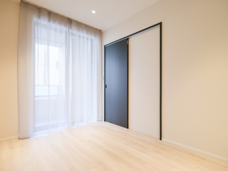 温かな光が入りこむ洋室2です。約6.0帖の広さがあり、凹凸の少ない空間なので家具の配置しやすさは◎。主寝室としてもお使いいただけます。