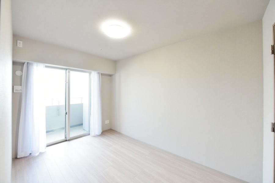 洋室１（約7.0帖）は東側のバルコニーに面し、気持ちの良い朝日が差し込むプライベートスペースです。リビングインのお部屋で、家族の気配を感じながらしっかりとプライバシーを確保できます。