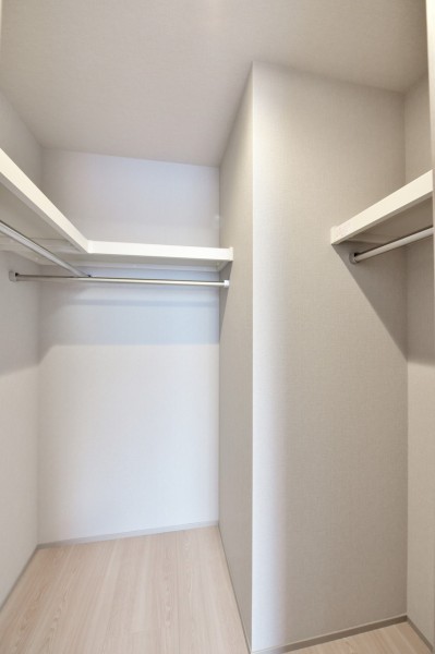 洋室１にはハンガーパイプに枕棚を設置した大容量のウォークインクローゼットを備え付けました。かさばりがちなアウターから、シーズンオフの家電、使用頻度の低いアイテムなどもたっぷり収納できます。