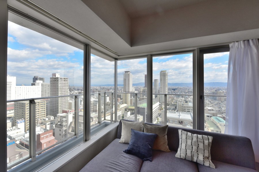 .北東角住戸で、リビングのコーナーウィンドウから大阪市街の街並みを眺めることができます。開放的な景色が眼前に広がり、くつろぎの時間を共有できるスペースになっています。