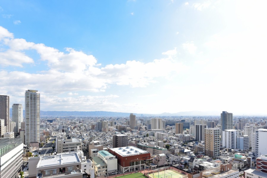 東側眺望です。遠く生駒山の緑と大阪市街の街並み、大きな空が開放感を感じさせます。時間や景色とともに変化していく空と山々の自然を眺めながら大きく伸びをしたくなるような空間です。