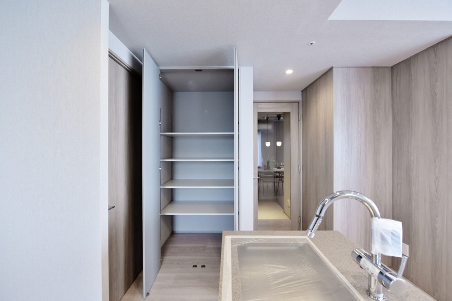 キッチン横には、調理家電や食器類ストックなどをしまっておける便利な収納を設置しました。キッチンスペースを有効に使用できますので、家事効率も良くなりそうです。