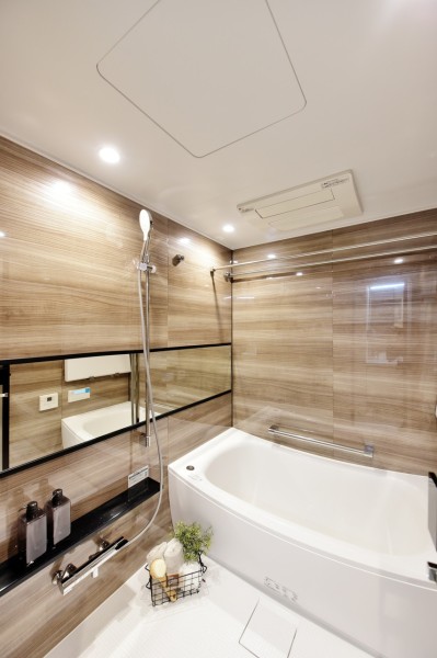 毎日のお疲れもゆったりと癒していただける体をゆったりと包み込むような入浴感が心地よい浴槽を採用しました。浴室暖房乾燥機完備ですので、衣類の乾燥あ暖房運転など一年を通して快適にご使用いただけます。