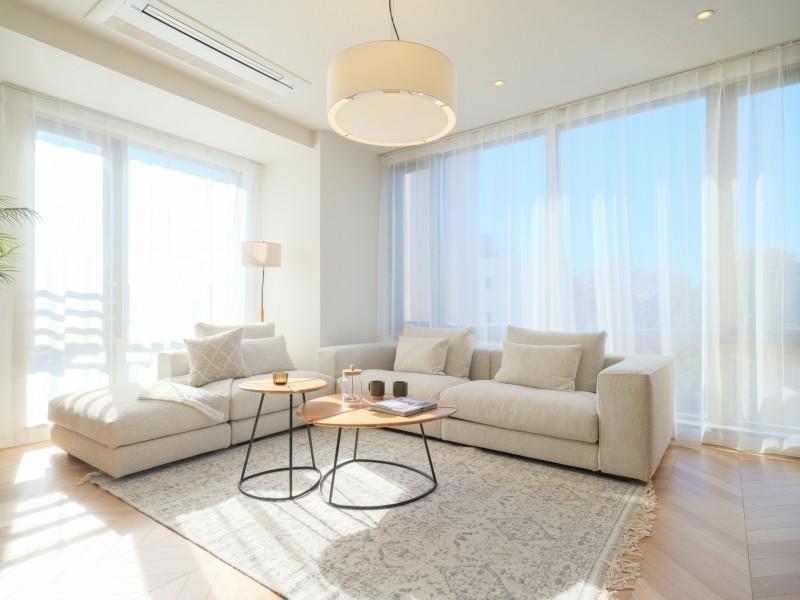 LDKのフロアー材にはヘリンボーンを採用いたしました。光を受ける向きによって表情が変化するため、視覚から楽しむことができます。天然木ならではの変化をお楽しみいただけます。