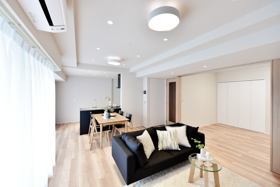 南東向きのLDKはバルコニーに面した大きな窓から優しく心地よい自然の光が差し込むくつろぎのスペースです。前面を遮る建物はなく、眺望・通風良好です。壁にはタイルを貼り、洗練された空間を演出しています。