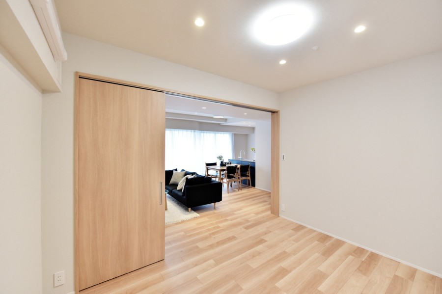 洋室３（約6.0帖）はリビングに隣接しており、扉を開放して拡張リビングとしてもご使用いただけるフレキシブルなお部屋です。家族構成やライフスタイルに合わせて使い分けができます。