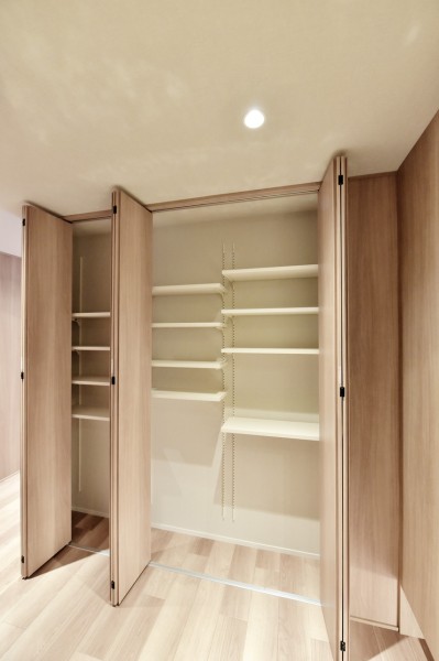 玄関にはシューズボックス以外に、廊下収納を設置しました。棚板の高さも楽に調整できるので、お掃除用品や災害備蓄品などあらゆるものをたっぷりと収納できます。