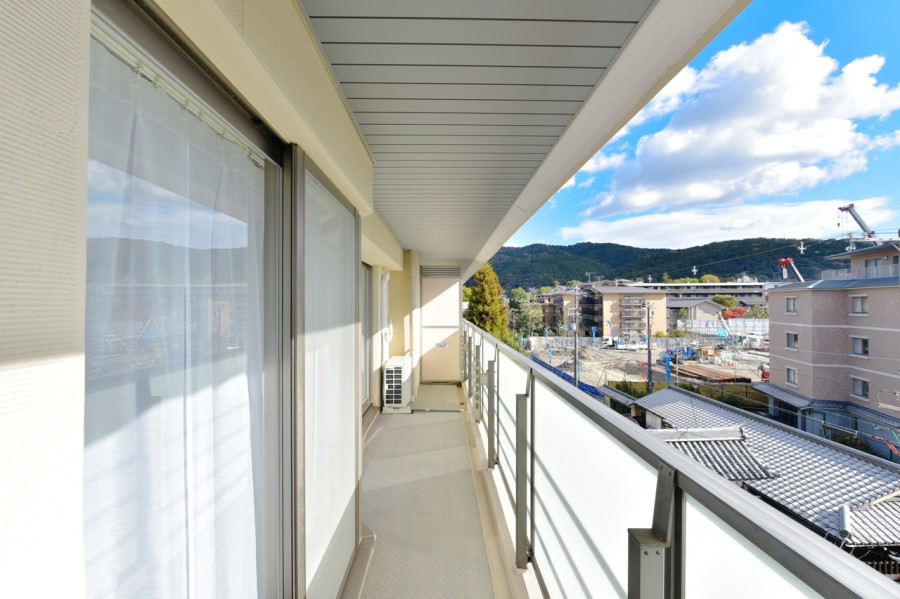 南東向きでお部屋の中に明るい自然光とさわやかな風を運んでくれます。大きな空と京都の街並みを眺めながら、リフレッシュできるひと時を過ごせます。