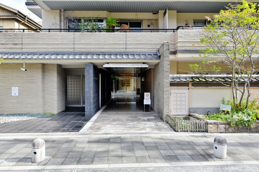 岡崎の街並みに馴染む風情ある外観、エントランスです。オートロック・宅配ボックス完備です。近隣には平安神宮、青蓮院、京都市立京セラ美術館など、京都の歴史や文化などを満喫できる魅力的な環境です