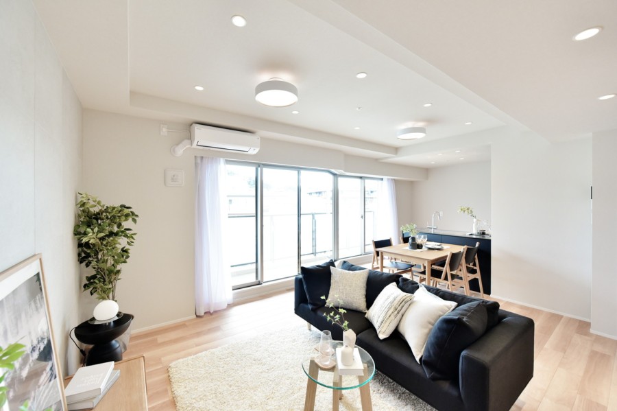 約17.0帖のLDKには肌触りがよく、汚れや傷に強いフローリングを採用しました。床暖房を完備していますので、冬も足元から暖かく裸足で過ごしたくなるような快適な空間となりました。