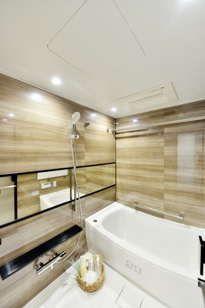 体をゆったりと包み込む入浴感が心地よいクレイドル浴槽採用で、癒しのバスタイムをお楽しみ頂けます。浴室暖房乾燥機完備で、衣類の乾燥や冬場の暖房運転など一年を通して快適にご使用頂けます。