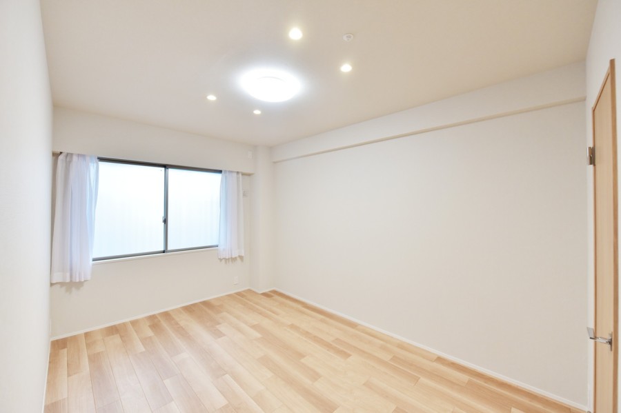 洋室１（約8.1帖）は北側の窓から優しい光が差し込むお部屋です。リビングから離れて静かに心や体を休めることができます。シンプルな内装なので、どんなインテリアとも相性がよく、お好みの空間を演出できます。 9