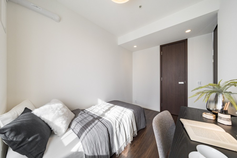 洋室2は約5.0帖の広さがあり、洋室にも明るい自然光が注がれます。心地よい空間の中で、ほっと一息つけるやすらぎの時間が流れるお部屋です。