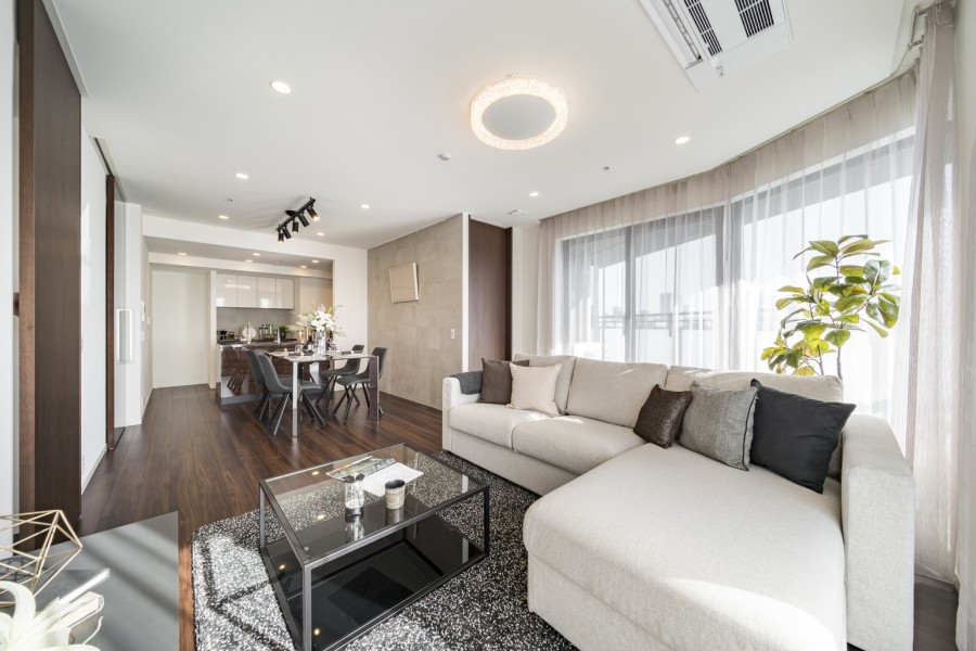 二面採光の窓から心地よい光と風を運んでくれる、おだやかな空気に纏われたリビングダイニングです。心地よい時間が流れ、毎日が忙しいあなたもほっと一息つける安らぎの空間となっております。