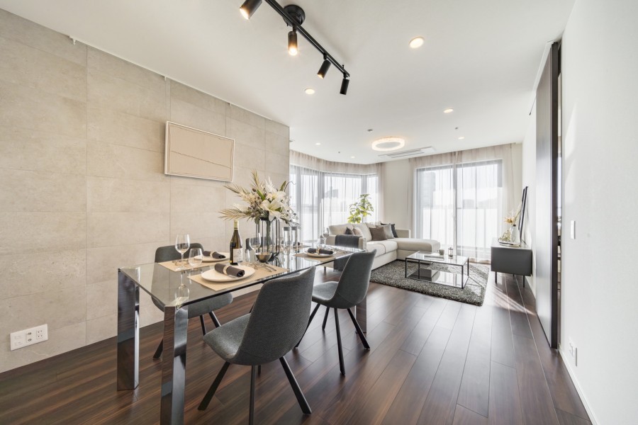 リビングには床暖房が敷設されております。寒い季節でも足元からの冷えを気にせずにご家族やお友達と快適に団らん時間をお過ごしいただけます。