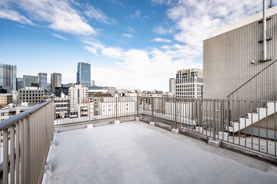 約37m²のルーフガーデンは開放感溢れる伸びやかな空間です。洗練された都市機能の豊かさを身近に感じながら、悠々とした時間をお楽しみいただけます。