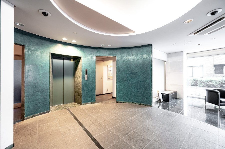 モダンで清潔感漂う共用部が、明日への活力を与えてくれるマンションです。堂々たる趣の中に居心地の良さも感じさせ、安らぎの居住空間へ誘います。