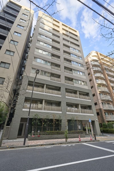 八丁堀駅徒歩５分に位置する、住友不動産(株)旧分譲12階建てマンションです。茅場町駅までも徒歩6分、複数路線が利用可能で通勤通学にも便利な立地です。