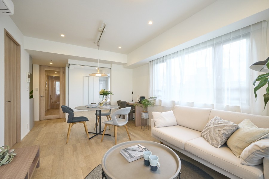 室内は心安らぐ上質で居心地の良い内装に仕上げています。ぬくもりを感じるウッドの優しい質感と、どんなインテリアにも馴染みやすいホワイト基調の洗練された居住空間です。
