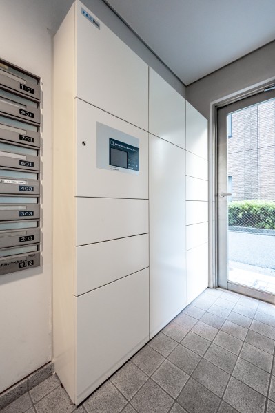◆宅配ボックス◆24時間いつでも荷物受け取りが可能。プライベートの時間を邪魔されず、配達時間も気にせず過ごすことができる便利な設備です。