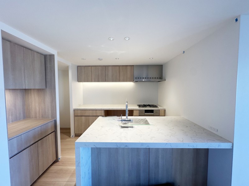 開放的な田中工藝製のオープンキッチンは、住まいと暮らしにフィットするデザイン性と機能性を兼ね備えています。間接照明がよりいっそう上質空間を創り出す気品溢れる空間となっております。