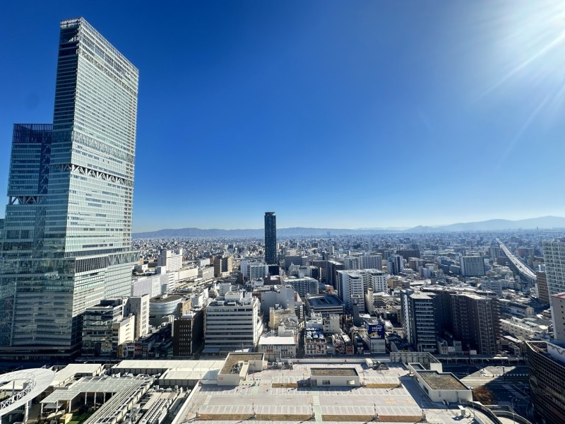 東側の広々としたバルコニーからは、あべのハルカスを身近に感じることができます。高さ３００ｍを誇る高層複合ビルはあべのの街のランドマークとなっています。百貨店や専門店、美術館など多彩な店舗があり日常生活も便利です。