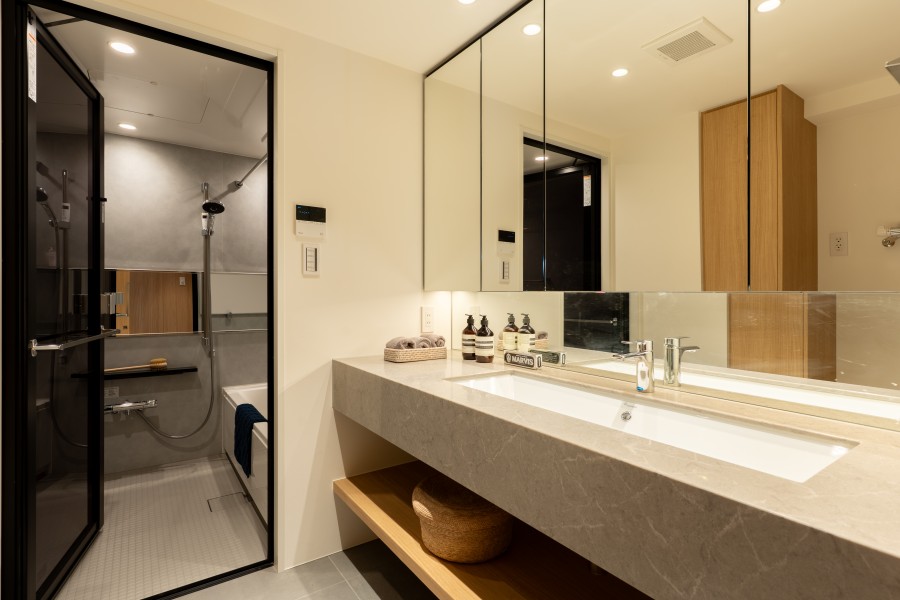 身支度の時間をも快適に彩る、美しく空間に溶け込む洗面化粧台です。入浴後の豊かな時間を演出し、心からくつろげるプライベートスペースの洗面化粧室となっております。