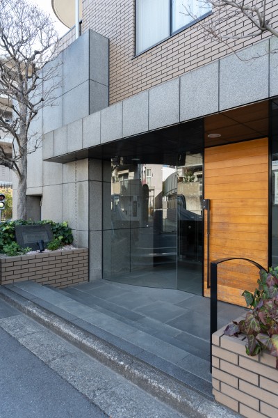 日勤の管理人さんによって整えられた玄関前です。清掃が行き届いた様子から管理体制の良さが伺えます。忙しない都心で躍動し帰るあなたのほっとする住まいになりそうです。