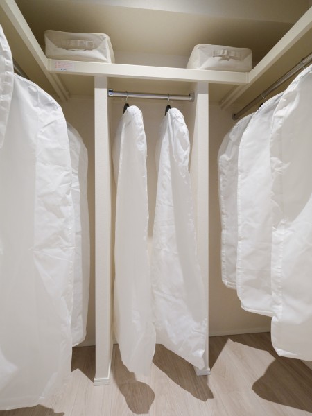 洋室2には収納豊富なウォークインクローゼットがあり、居室部分を広々とお使いいただけます。かさばるアウターや季節物の寝具などもしっかり収納することができます。