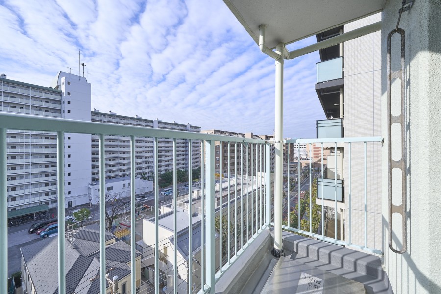 都会の喧騒から離れ、日常をアップデートできそうなバルコニー。暮らしの中で大切な光と風を感じさせてくれる居心地の良い空間です。