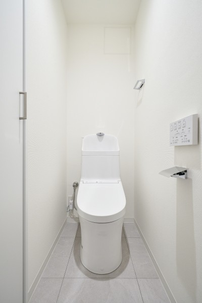 シンプルで安らぎが宿るレストルームです。優れた節水効果や汚れが付きにくい便座など、ほしかった機能が揃ったウォシュレット一体型トイレです。