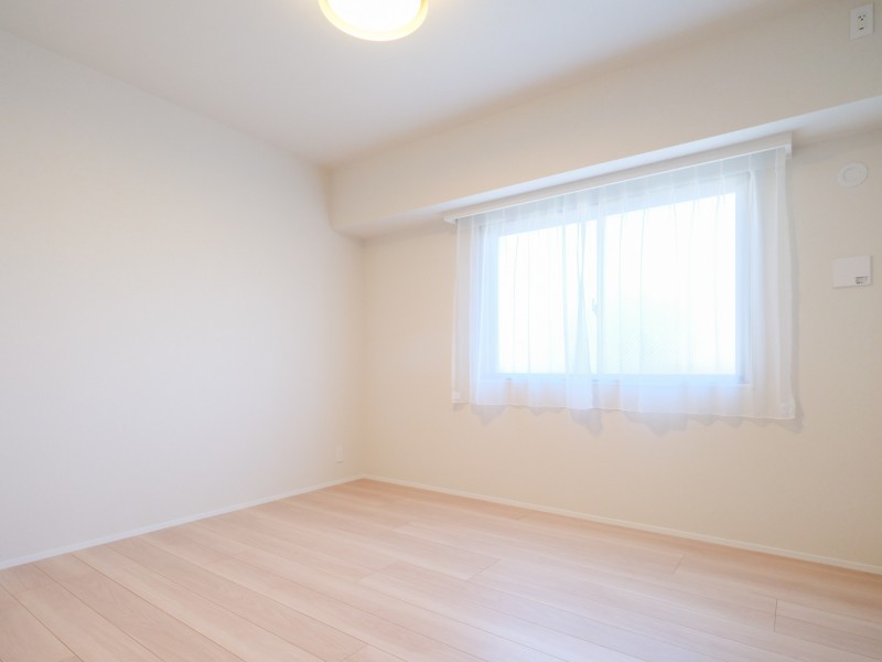 約7.1帖の洋室1はリビングから一番遠く、プライベート性が高いお部屋です。主寝室として快適にお使いいただけます。