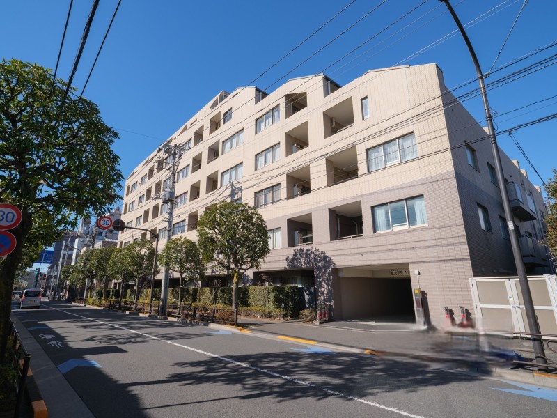 外観は優しい色合いのタイル貼りで、洗練された雰囲気となっております。３駅３路線利用可能で利便性が良好なマンションです。