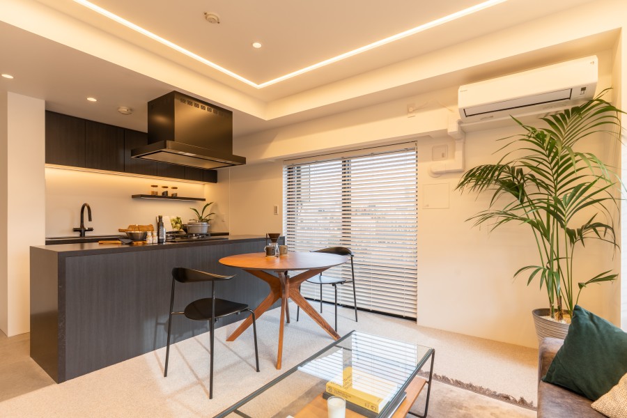 ナチュラル&モノトーンのカラースキームをベースに、従来の様式美や一過性のトレンドに流されることなく、暮らしの普遍を丁寧に見つめながら新しい佇まいを目指したリノベーションです。