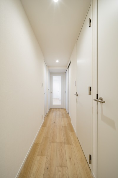 お部屋に入った瞬間から、心地よさに包まれる住まいです。木の美しさが魅力の上質なフローリングに温もりを感じ、ホワイトの柔らかさが安らぎをもたらします。