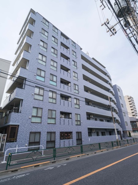 利便性と文化が息づく風情ある街に佇むマンションです。徒歩圏内に複数の商店街が点在しており、住環境が充実しています。