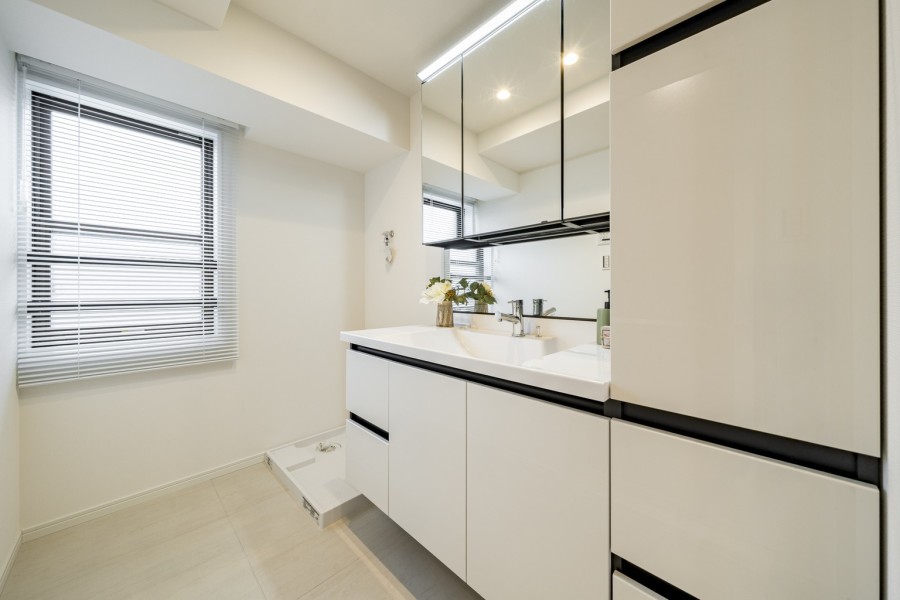 窓から自然光が心地よく差し込む洗面室です。清潔感溢れる三面鏡付きの洗面化粧台を新規交換しました。サイドには機能的な収納があり、日々の暮らしやすさにこだわった住まいです。