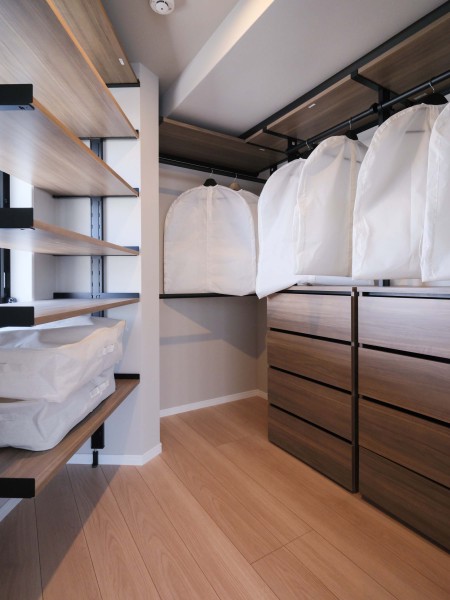 洋室1のウォークインクローゼットには窓があり、光と風が抜ける心地よさを感じます。可動棚と大容量の引出しで、季節ごとの入れ替えもストレスフリーに行えそうです。