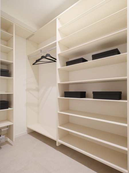 ゆとりある広さのシューズインクローゼットです。豊富な可動棚やハンガーパイプがあるので、シューズはもちろんアウターやアウトドアグッズなども収納できそうです。