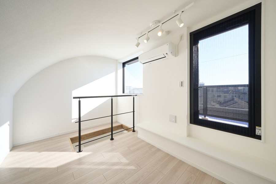 収納階段を上った先にはトップラウンジがあります。デザインやマテリアルにこだわり、気品と洗練を纏った空間です。