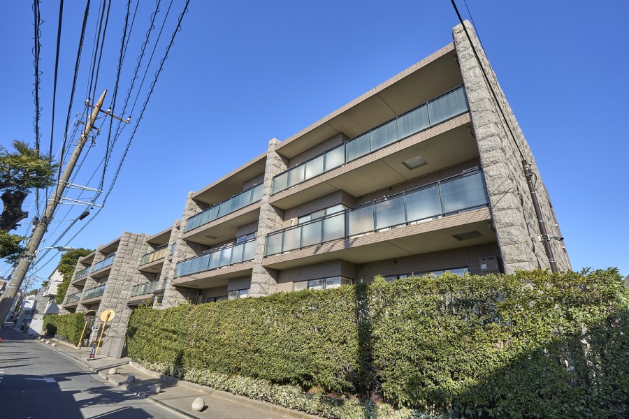 第一種低層住宅専用地域の閑静な住宅地に佇む、品格の漂う低層マンションです。オートロック・宅配ボックス完備。エレベーターが２基あり、通勤通学で混みあいやすい朝の時間帯もスムーズにお出かけいただけます。