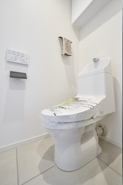 毎日使う場所だからこそ、清潔感と使いやすさを考慮したレストルームです。優れた節水効果や汚れが付きにくい便座など、ほしかった機能が揃ったウォシュレット一体型トイレです。