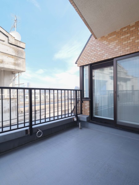 心地よい陽光を取り込み、空間をゆるやかに紡ぐルーフバルコニーです。晴れた日に日向ぼっこをして、リフレッシュをすることができます。