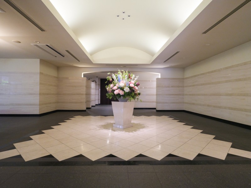 都会の喧騒を忘れさせ、気品溢れるエントランスホールです。ハイグレードホテルに訪れたかのような心地にさせ、安らぎに満ちた暮らしへと誘います。