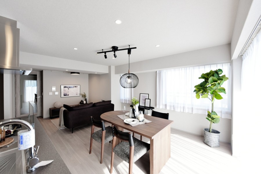 二面採光で明るく開放感のある約20帖のＬＤＫです。床暖房を完備し、さらに肌触りの良いフローリング材を使用していますので、冬も足元から暖かく快適に素足で過ごしたくなるような安らぎの空間になっています。