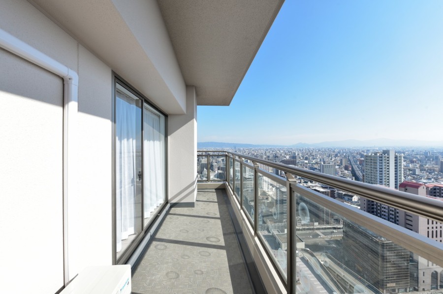 すべての居室がバルコニーに面した、明るく開放的な３１階部分の南東角住戸です。南も東も、前面を遮る建物はなく、時間や季節と共に変化していく大きな空と遠くの街並みまで眺めることができます。