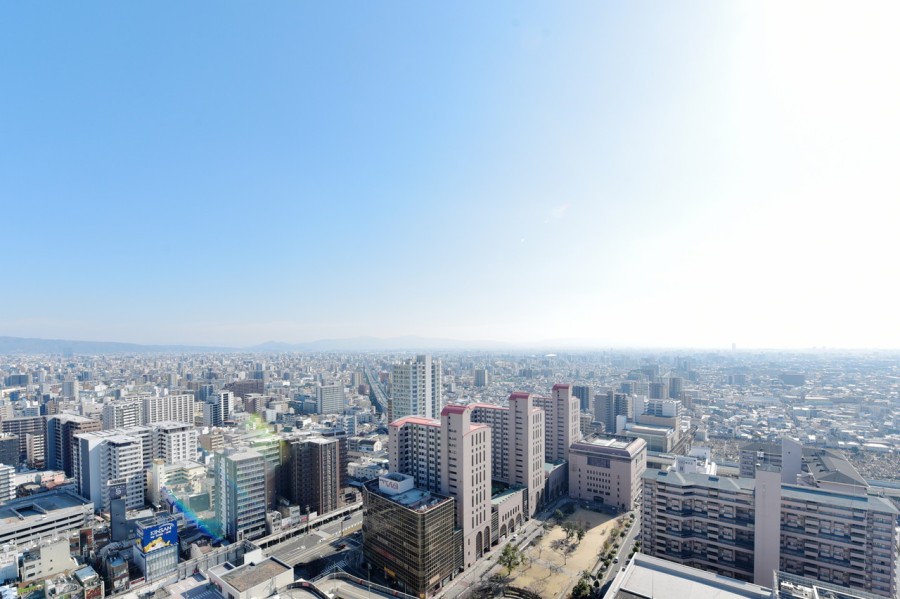 31階部分、南側の眺望です。前面を遮る建物はなく、遠くまで見渡せる爽快な眺めが広がります。時間と共に変化していく大きな空と街並みを眺めながら大きく伸びをしたくなるような眺めです。